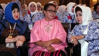 Yohana Yembise berbincang dengan Ketua Umum IWAPI Nita Yudi dan Dewan Kehormatan IWAPI Dewi Motik di sela Rakernas. (IWAPI)