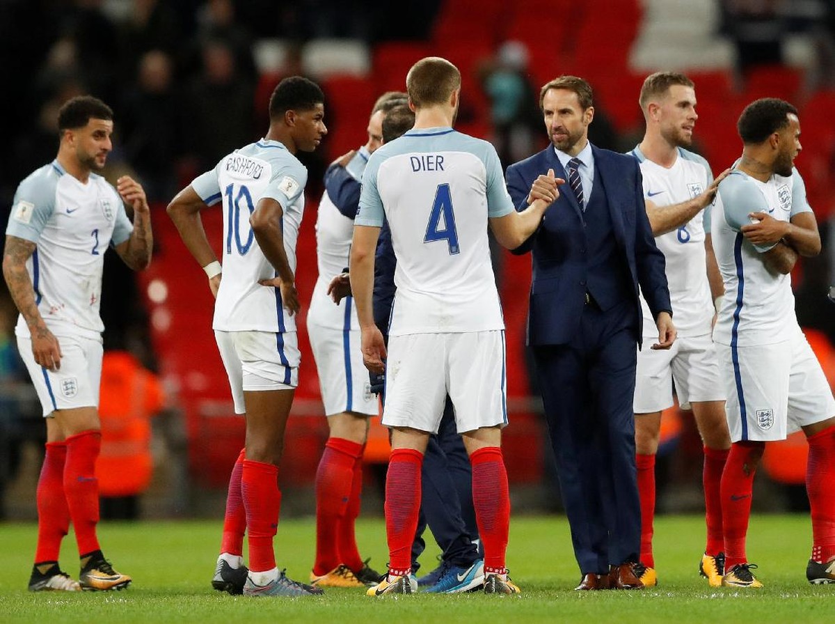 Manajer Timnas Inggris Gareth Southgate menyalami para pemainnya usai pertandingan di kualifikasi beberapa waktu lalu. (Foto: Carl Recine/Action Images via Reuters)