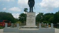 Di Surabaya patung Jenderal Soedirman ada di Jalan Yos Sudarso, persis berhadapan dengan Monumen Bambu Runcing yang populer di Surabaya. Gestur patung berbeda dengan yang ada di Jakarta. Sang Jenderal dalam posisi berdiri tegak dengan kedua tangan lurus berada di sisi kanan dan kiri (Rois Jajeli/detikTravel)
