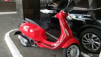 Vespa merah itu sempat diparkir di tempat parkir gubernur, namun kini sudah dipindah ke parkiran DPRD.