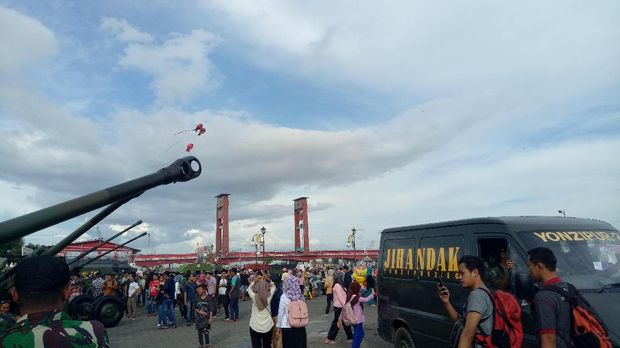 HUT TNI ke-72 di Palembang, Alutsista Dipamer di Jembatan Ampera 