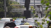 Patung Jenderal Sudirman di ibukota Indonesia ada di kawasan Dukuh Atas, Jakarta Pusat. Patung dibuat dari perunggu oleh Edi Sunaryo, seniman dari Bandung. Tinggi karyanya itu mencapai sekitar 12 meter, di mana patung intinya 6,5 meter dan penyangga 5,5 meter. Patung panglima besar tersebut dibuat dengan pose berdiri tegak sambil menghormat. Terlihat gagah! (Rachman Haryanto/detikTravel)