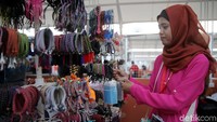 Di tempat ini para PKL menjual berbagai dangangan mulai dari kerajinan hingga makanan.