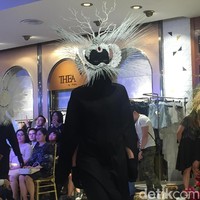 Meski tanpa detail kemilauan, aksesori tersebut sukses memancarkan daya tariknya tersendiri berkat bentuknya yang unik. Foto: Dok. Daniel Ngantung/Wolipop