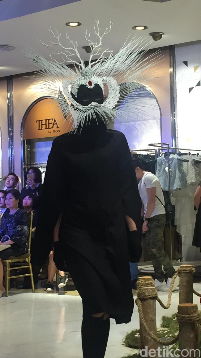 Meski tanpa detail kemilauan, aksesori tersebut sukses memancarkan daya tariknya tersendiri berkat bentuknya yang unik. Foto: Dok. Daniel Ngantung/Wolipop