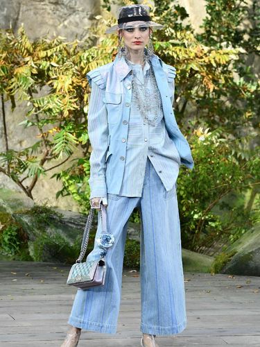 Gaya Putri Ayu Ting Ting Pakai Topi Transparan Chanel Rp 17 Juta