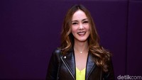 Cathy Sharon ibu dua anak itu terlihat manis dan menawan saat tersenyum. Wanita berusia 34 tahun itu makin cantik saja yah.  (Foto: Noel/detikHOT)