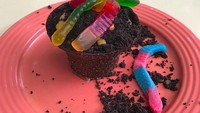 Di French Market Restaurant, New Orleans Square ada cake cokelat mirip pot tanaman. Lengkap dengan remahan tanah yang dibuat dari biskuit dan cacing dari gummy bear.