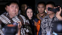 Rita keluar dengan mengenakan rompi tahanan KPK.