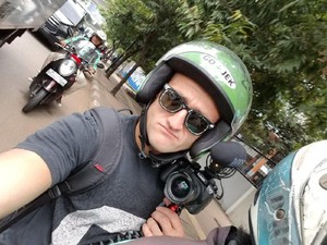 Naik Go-Jek, YouTuber Casey Neistat Heran Lihat Macet Jakarta