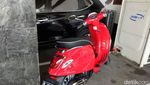 Gaya Djarot Naik Vespa Merah ke Balai Kota
