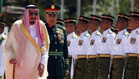 Raja Salman bin Abdulaziz Al-Saud dari Arab Saudi mengunjungi Malaysia selama 4 hari. Negeri Jiran langsung mendapatkan kesepakatan investasi US$ 7 miliar atau sekitar Rp 93 triliun. (Foto: Reuters)