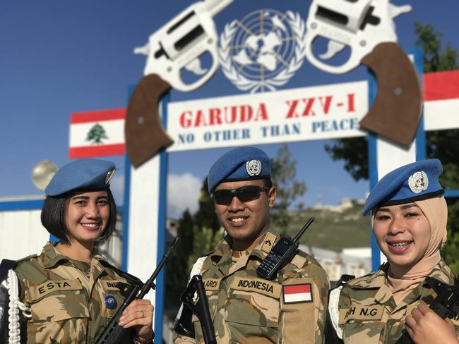 Ini penampilan Estarina Aritonang ketika bertugas bersama teman-temannya sebagai polisi militer pasukan perdamaian PBB perwakilan Indonesia. Foto: Dok. Facebook Estarina Aritonang