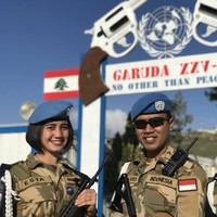 Ini penampilan Estarina Aritonang ketika bertugas bersama teman-temannya sebagai polisi militer pasukan perdamaian PBB perwakilan Indonesia. Foto: Dok. Facebook Estarina Aritonang