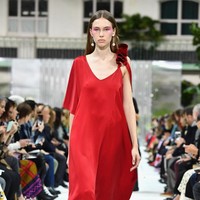 Fashion show Valentino Spring/Summer 2018 di Paris Fashion Week, Prancis, 1 Oktober 2017. [Foto: Pascal Le Segretain/Getty Images]