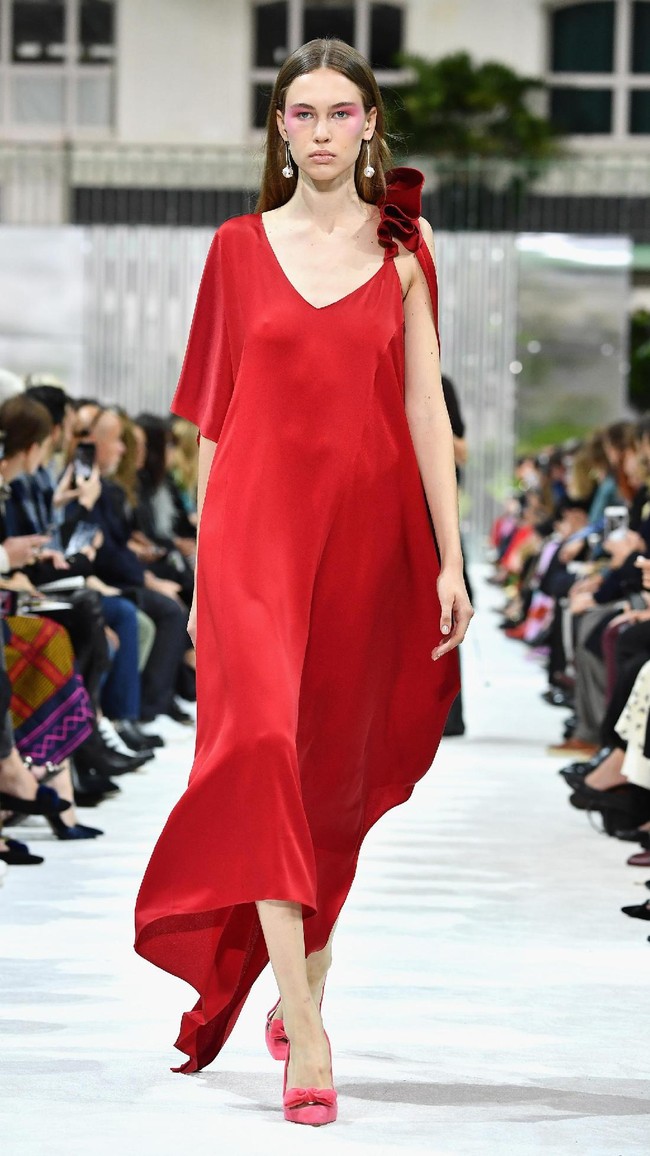 Fashion show Valentino Spring/Summer 2018 di Paris Fashion Week, Prancis, 1 Oktober 2017. [Foto: Pascal Le Segretain/Getty Images]
