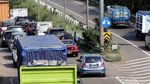 Hanya di Indonesia, Pedagang Bisa Jualan di Ruas Tol