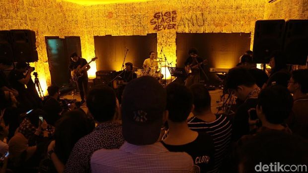 Intimasi Adrian Yunan di Panggung Synchronize Fest 2017