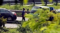 Mereka menjajakan dagangan pada pengendara yang mengular jelang pintu tol.