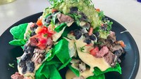 Nachos dan steak ini istimewa karena ditambahkan paprika hantu. Meski namanya seram, paprika rupanya tak terlalu pedas. Sajiani ini ada di Cove Bar, Disney California.