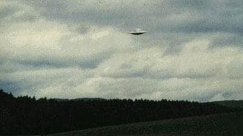 Langit Swiss dilintasi UFO tahun 1975. Foto: Telegraph