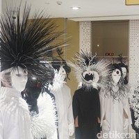 Desainer yang karyanya sudah pernah menghiasi gaya Mariah Carey, Paris Hilton, dan Kylie Jenner itu mentajuki koleksi aksesorinya ‘Yin & Yang’.  Foto: Dok. Daniel Ngantung/Wolipop