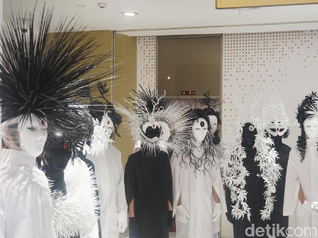 Desainer yang karyanya sudah pernah menghiasi gaya Mariah Carey, Paris Hilton, dan Kylie Jenner itu mentajuki koleksi aksesorinya ‘Yin & Yang’.  Foto: Dok. Daniel Ngantung/Wolipop