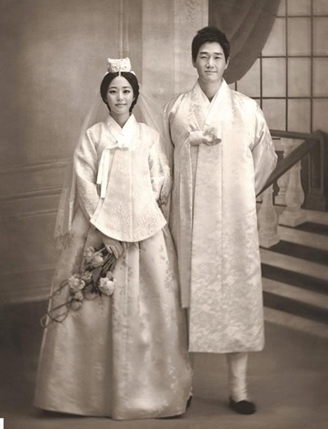 Satu minggu sebelum pernikahan, Yoo Ji Tae dan Kim Hyo Jin melakukan pemotretan pre-wedding bersama majalah Harpers Bazaar. Foto kental dengan nuansa vintage dan tradisional. Konsep yang cukup unik. Foto: ist
