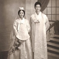 Satu minggu sebelum pernikahan, Yoo Ji Tae dan Kim Hyo Jin melakukan pemotretan pre-wedding bersama majalah Harpers Bazaar. Foto kental dengan nuansa vintage dan tradisional. Konsep yang cukup unik. Foto: ist