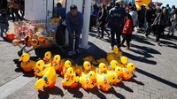 Para pedagang juga memanfaatkan keramaian ini juga menjual bebek karet berukuran kecil yang mirip bebek raksasa ini