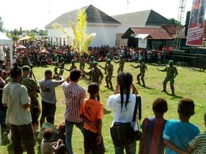 Satgas Yonif PR 432 Kostrad Ramaikan Festival Croosborder Jayapura 2017