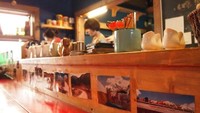 Ding Dong Cafe bisa ditemui di Hongdae. Mengusung konsep penjelajah, ada sejumlah peta, buku panduan, kartu pos dan tiket pesawat yang ditempatkan secara strategis di seluruh cafe.