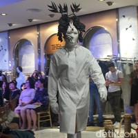 Bahan-bahan tersebut lalu diolahnya menjadi headpiece dengan desain yang dramatis. Foto: Dok. Daniel Ngantung/Wolipop