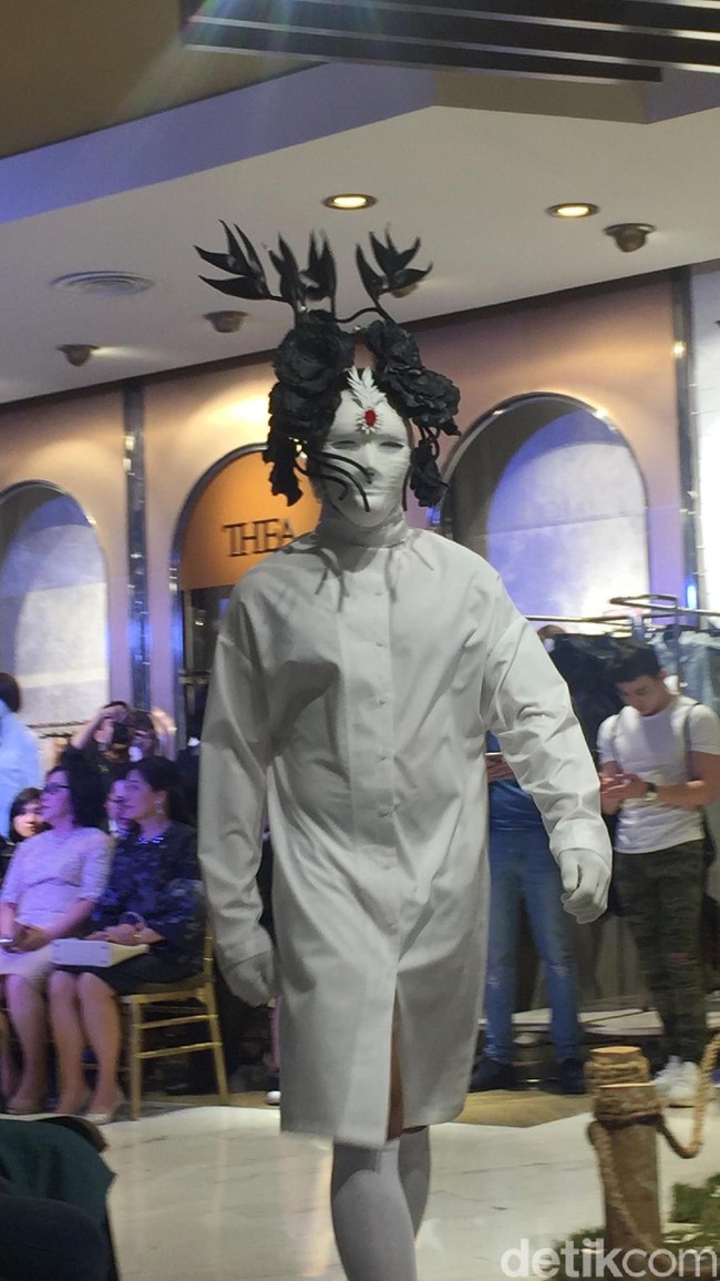 Bahan-bahan tersebut lalu diolahnya menjadi headpiece dengan desain yang dramatis. Foto: Dok. Daniel Ngantung/Wolipop