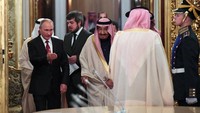 Dalam kunjungan ke Rusia, Raja Salman membeli alutsista dari negara beruang merah ini. Perusahaan ekspor impor alutsista Rusia, Rosoboronexport, dan perusahaan militer Kerajaan Arab Saudi, SAMI, meneken kerja sama pengadaan seperangkat sistem pertahanan udara Rusia, di antaranya S-400, Kornet-EM, TOS-1A, AGS-30, dan Kalashnikov AK-103. (Foto: REUTERS/Yuri Kadobnov/Pool)