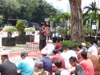 Salat Jumat Berjamaah Awali Aksi 610 'Save KPK'