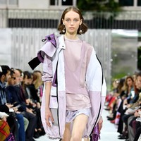 Fashion show Valentino Spring/Summer 2018 di Paris Fashion Week, Prancis, 1 Oktober 2017. [Foto: Pascal Le Segretain/Getty Images]