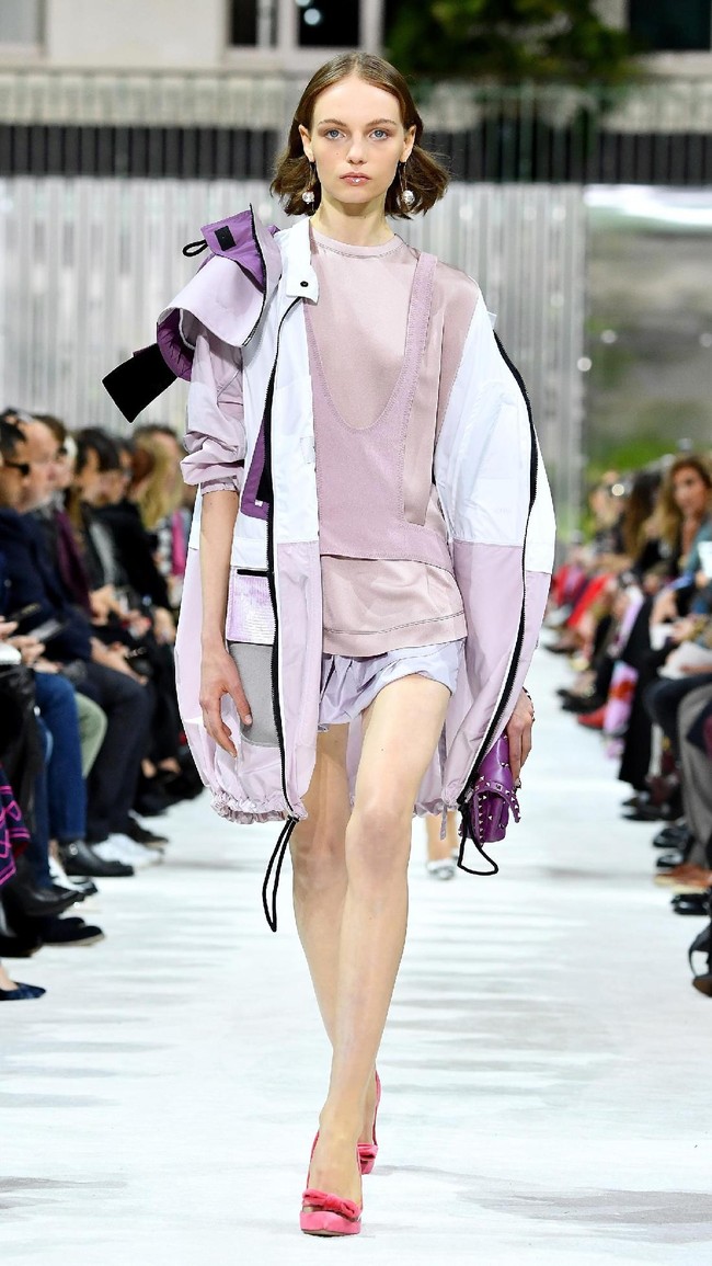 Fashion show Valentino Spring/Summer 2018 di Paris Fashion Week, Prancis, 1 Oktober 2017. [Foto: Pascal Le Segretain/Getty Images]