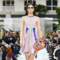 Fashion show Valentino Spring/Summer 2018 di Paris Fashion Week, Prancis, 1 Oktober 2017. [Foto: Pascal Le Segretain/Getty Images]