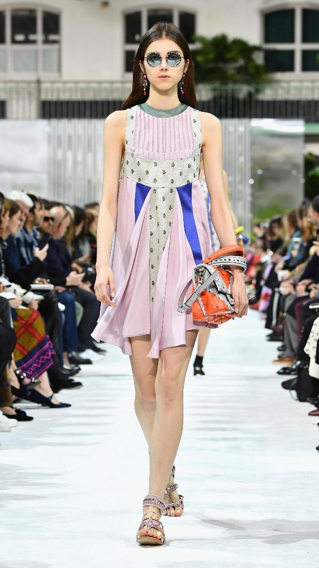 Fashion show Valentino Spring/Summer 2018 di Paris Fashion Week, Prancis, 1 Oktober 2017. [Foto: Pascal Le Segretain/Getty Images]