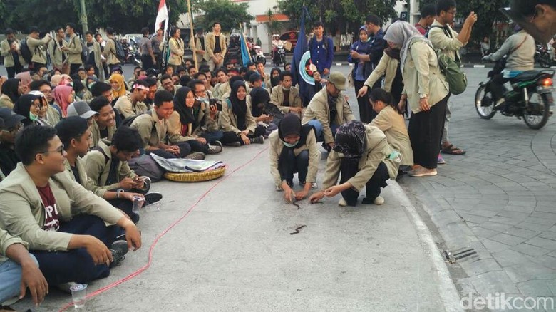 Ada Lomba Tangkap Belut dalam Aksi Tuntut Setnov Mundur Ada Lomba Tangkap Belut dalam Aksi Tuntut Setnov Mundur