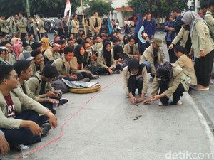 Ada Lomba Tangkap Belut dalam Aksi Tuntut Setnov Mundur
