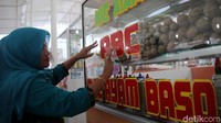 Para PKL itu mulai menempati lokasi binaan Taman Kota Intan di Jalan Cengkeh pada Kamis (5/10/2017).