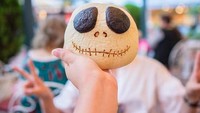 Disney Jepang punya curry bread seram nih. Bentuknya mirip tengkorak Jack Skellington.