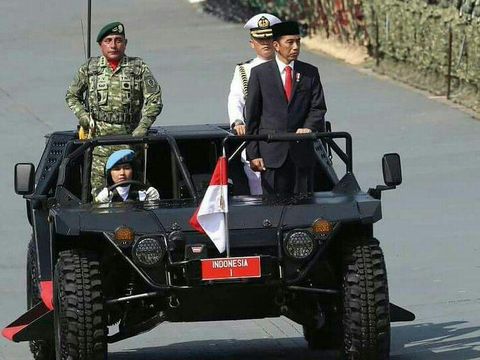 Serda Bella menjadi perempuan peratama dalam upacara HUT TNI yang mengemudikan kendaraan inspeksi pasukan oleh presiden.
