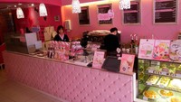 Hello Kitty Cafe bisa ditemui di beberapa lokasi. Seperti Hongdae, Hyehwa dan Sinchon. Kafe bernuansa pink dan pastel. Di sini ada hiasan dan makanan bertema Hello Kitty yang menggemaskan.