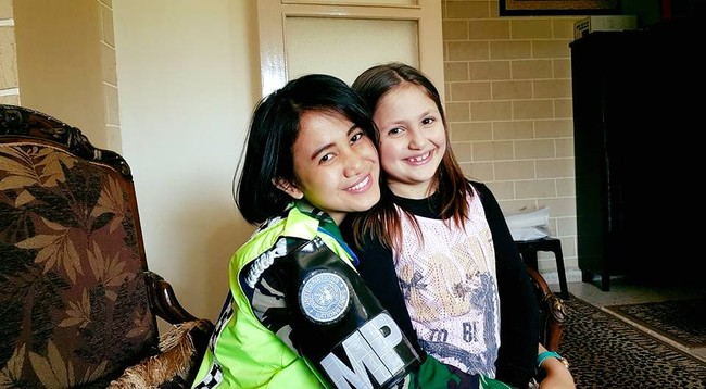 Tak jarang Estarina Aritonang berpose dengan anak-anak di Lebanon saat bertugas sebagai TNI. Foto: Dok. Facebook Estarina Aritonang