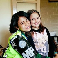 Tak jarang Estarina Aritonang berpose dengan anak-anak di Lebanon saat bertugas sebagai TNI. Foto: Dok. Facebook Estarina Aritonang