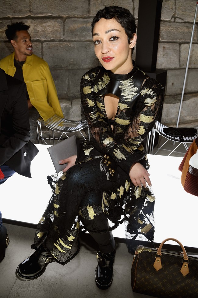 Busana transparan beraksen emas menjadi pilihan aktris nomine Oscar Ruth Negga. Foto: Getty Images