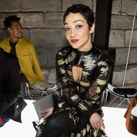 Busana transparan beraksen emas menjadi pilihan aktris nomine Oscar Ruth Negga. Foto: Getty Images